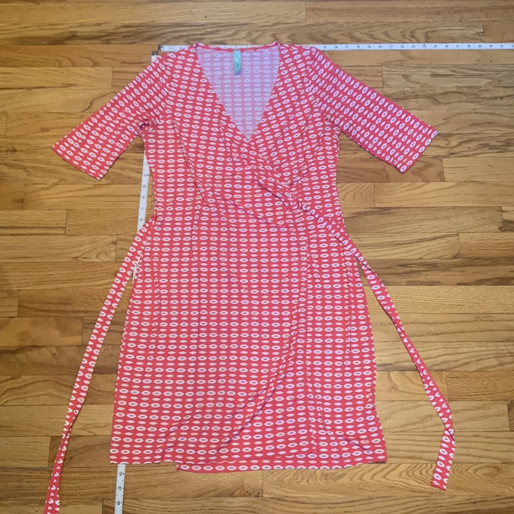 Graphic design wrap dress - pink and white - Picture 1 of 9